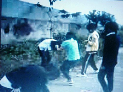 Nữ sinh đánh hội đồng, xé toạc áo bạn