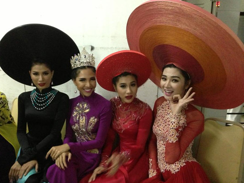 Dàn mẫu khổ sở vì đội mấn 'khủng' hàng chục kg