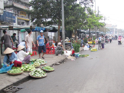 Hàng hóa tràn xuống Quốc lộ 1A trước chợ An Cựu (Huế) Ảnh: Ngọc Văn