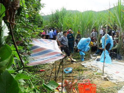 Nữ sinh 13 tuổi chết bí ẩn trong vườn mía