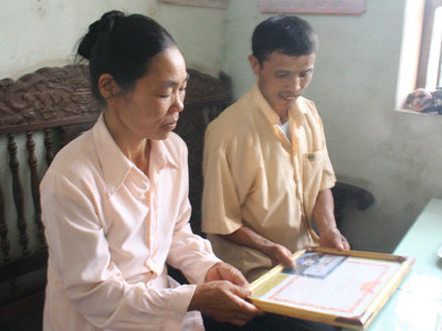 Gánh gạch, vay nóng nuôi bốn con học đại học