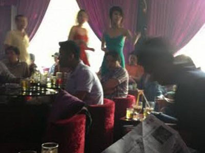 Phận đời tiếp viên cà phê 'lú'