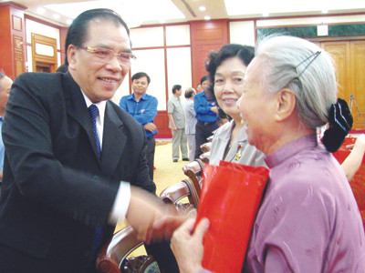 Tổng Bí thư Nông Đức Mạnh tặng quà đại biểu TNXP