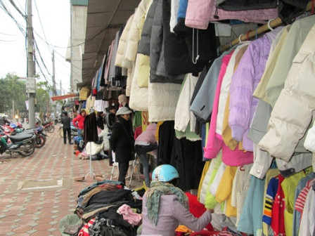 Hàng 'công ty' giá rẻ bán ngập... vỉa hè