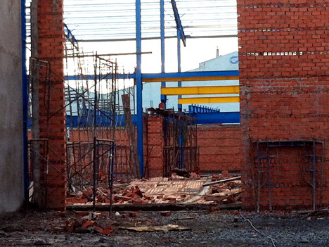 Lốc xoáy thổi 'bay' tường, bốn người chết