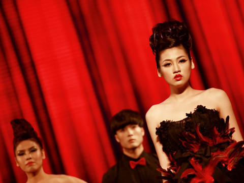 Á hậu Tú Anh kiêu sa trên sàn diễn thủ đô