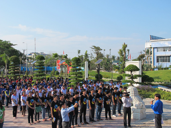 Tuổi trẻ Cà Mau báo công dâng Bác