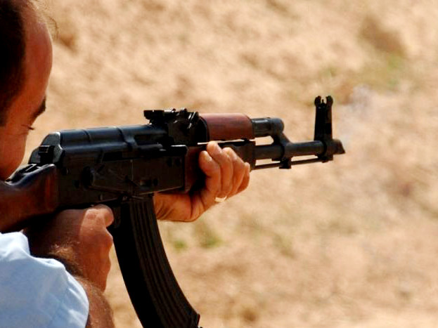 Bị dọa chém, công an bắn AK cảnh cáo