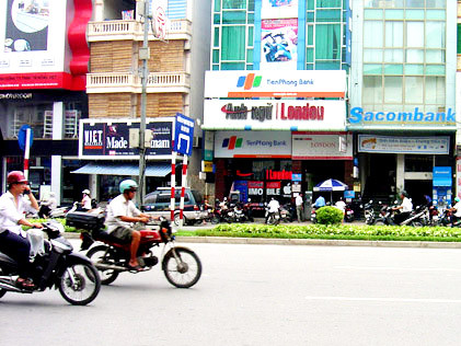 Ba thanh niên chém chết người ngay giữa phố