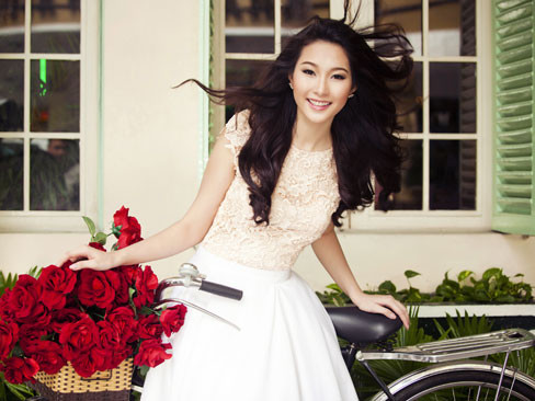 Hoa hậu Đặng Thu Thảo rực rỡ phố xuân