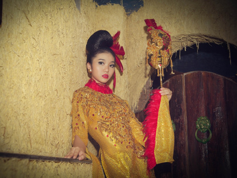 Áo dài cách điệu cho mùa Halloween