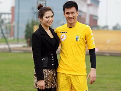 Công Vinh xuất hiện cùng cô gái lạ