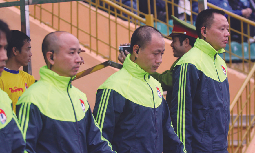 Lương cao, trang bị hiện đại, trọng tài vẫn 'bẻ còi'