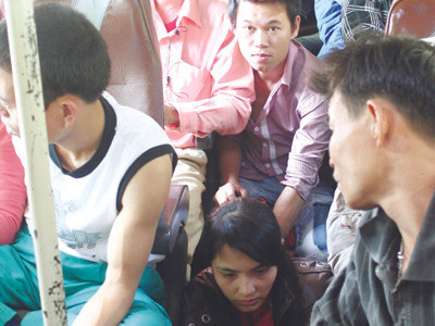 Hành khách bị nhồi nhét trên những chuyến xe khách vào Nam (ảnh chụp chiều 9-2)