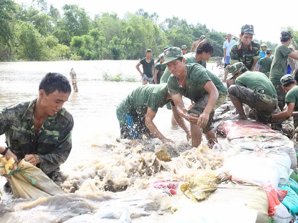 Gồng mình giữ đê