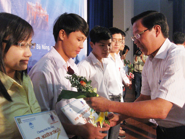 Bí thư T.Ư Đoàn Phan Văn Mãi trao học bổng cho các SV Ảnh H. Văn