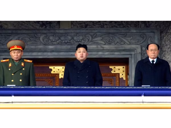 Đại tướng Kim Jong-un (giữa). Ảnh: Getty Images