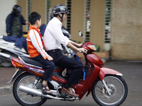 Không đội mũ bảo hiểm cho trẻ em sẽ bị phạt