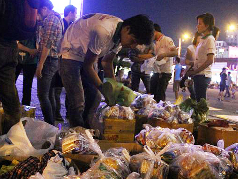 Tặng quà cho người nghèo lang thang