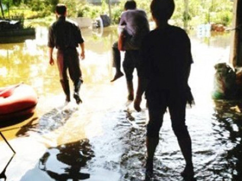 Quan mất chức vì 'cưỡi cổ' dân đi thăm lụt