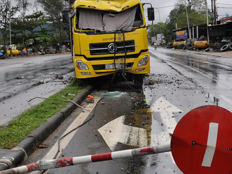 Tài xế ngủ gật, xe tải ủi bay 20 mét dải phân cách