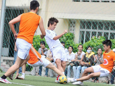 Thí sinh "Đại sứ thể thao" tranh bóng với Tuấn Hưng