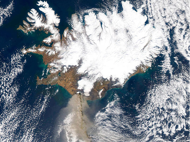 Vẻ đẹp mê hoặc của núi lửa chụp từ vũ trụ