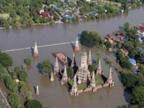 Nước lũ bao vây Bangkok. Ảnh: Anewsplan