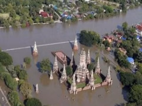 Nước lũ bao vây Bangkok. Ảnh: Anewsplan