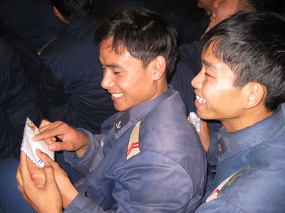 Niềm vui của chiến sỹ khi nhận được thư