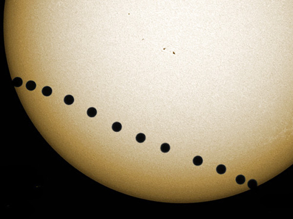 Kim tinh đi qua Mặt Trời