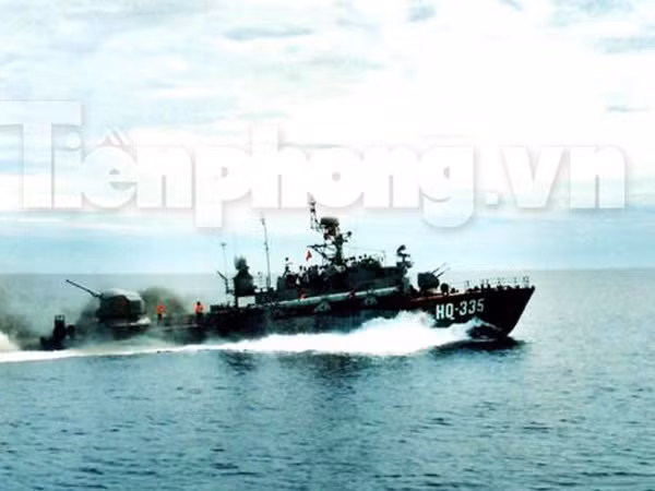 Chiến hạm xuất kích giữ chủ quyền biển đảo