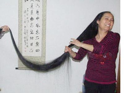 Không cắt tóc suốt.... 21 năm