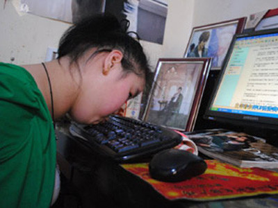 Cô gái xuất bản tiểu thuyết đầu tay bằng môi