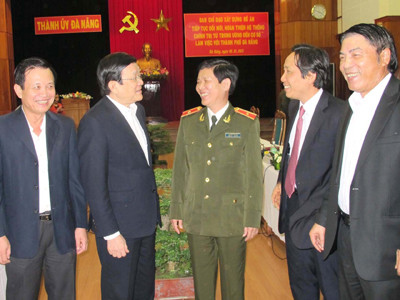 Chủ tịch nước và các đại biểu trao đổi bên lề buổi làm việc Ảnh: Nguyễn Huy