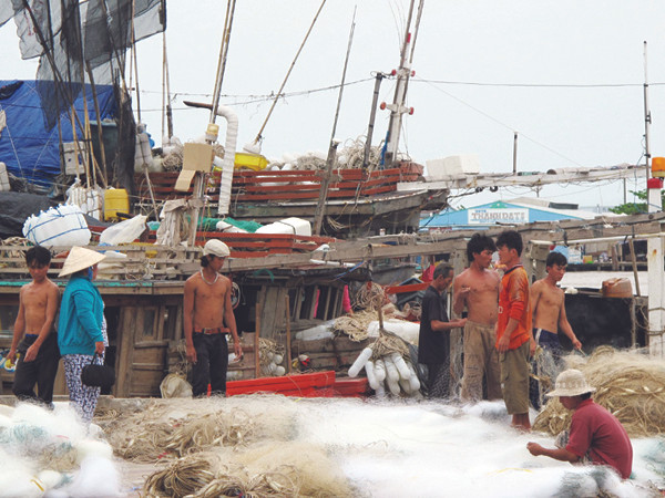 Ngư dân khó từ bờ ra biển