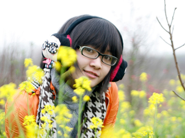 Các bạn trẻ hào hứng với ruộng hoa Quảng Bá