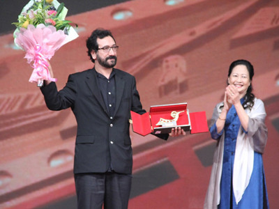 Đạo diễn Thổ Nhĩ Kỳ Reis Celik lên nhận ba giải thưởng cho “Đêm yên lặng”. Ảnh: T.Toan