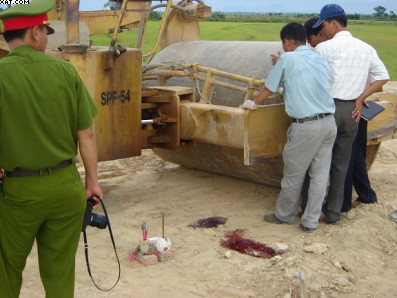 Tai nạn hy hữu: Xe lu cán chết bé 7 tuổi