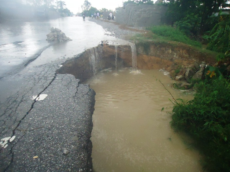 Mưa lũ làm 2 người chết, vỡ 3 hồ đập, nghìn nhà ngập