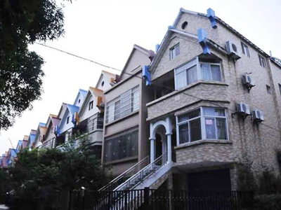 Đình chỉ chức vụ, điều tra quan chức có 21 nhà