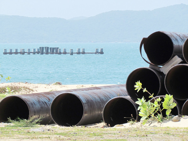 Dự án Cảng Vân Phong, trên bờ là đống cọc han rỉ, dưới biển là mấy hàng cọc đóng dở dang Ảnh: Đình Quân