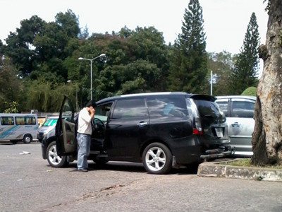 Thuê xe, mượn áo làm đại gia