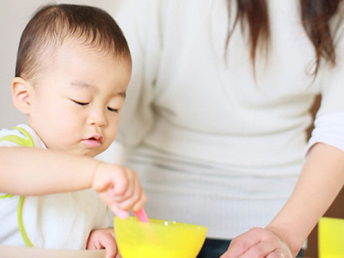 6 sai lầm của mẹ khi cho con ăn sữa chua