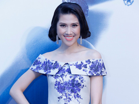 Siêu mẫu Thu Hằng vai trần quyến rũ với váy hoa tím