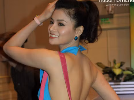 Vũ Thu Phương hở áo cho người xem lưng