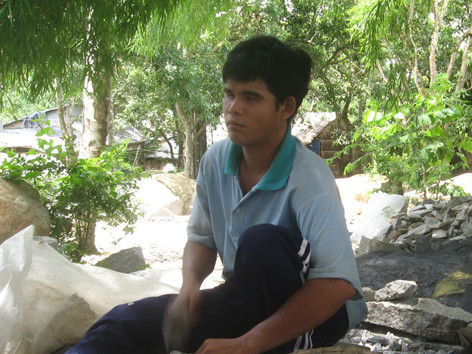 Thanh niên mù đập đá nuôi mẹ bệnh