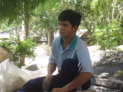 Thanh niên mù đập đá nuôi mẹ bệnh