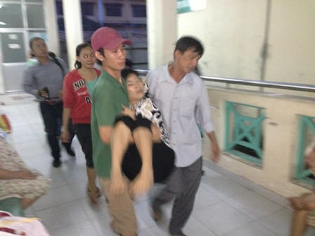 Bé gái chết thảm, mẹ đột quỵ, người thân vây bệnh viện