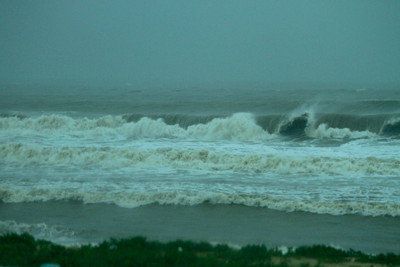 Siêu bão Nari áp sát đất liền, gió giật kinh hoàng